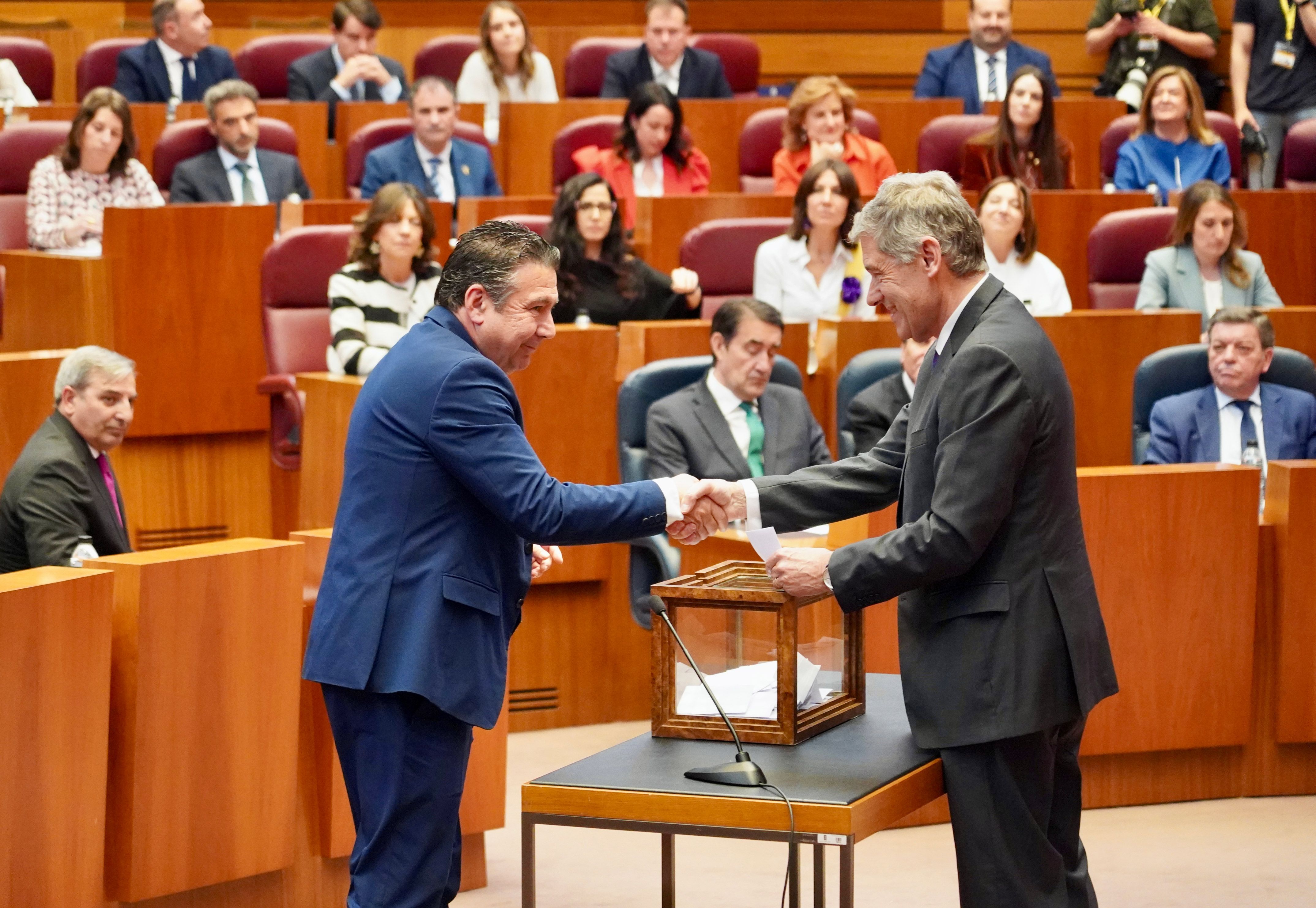 Luis Mariano Santos, en la sesión constitutiva del pleno de las Cortes de Castilla y León. | ICAL