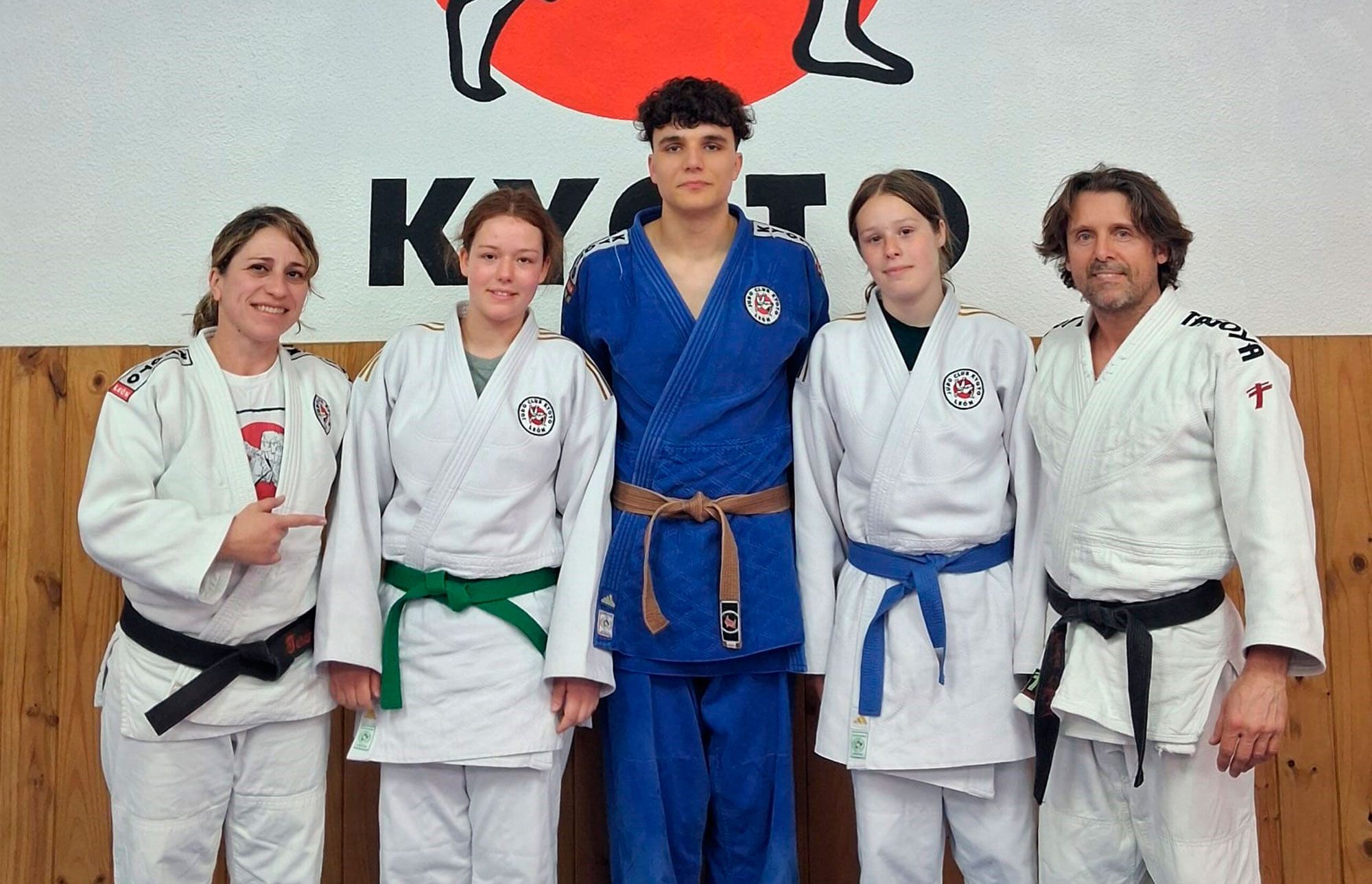 Imagen de los judokas leoneses con sus entrenadores. 