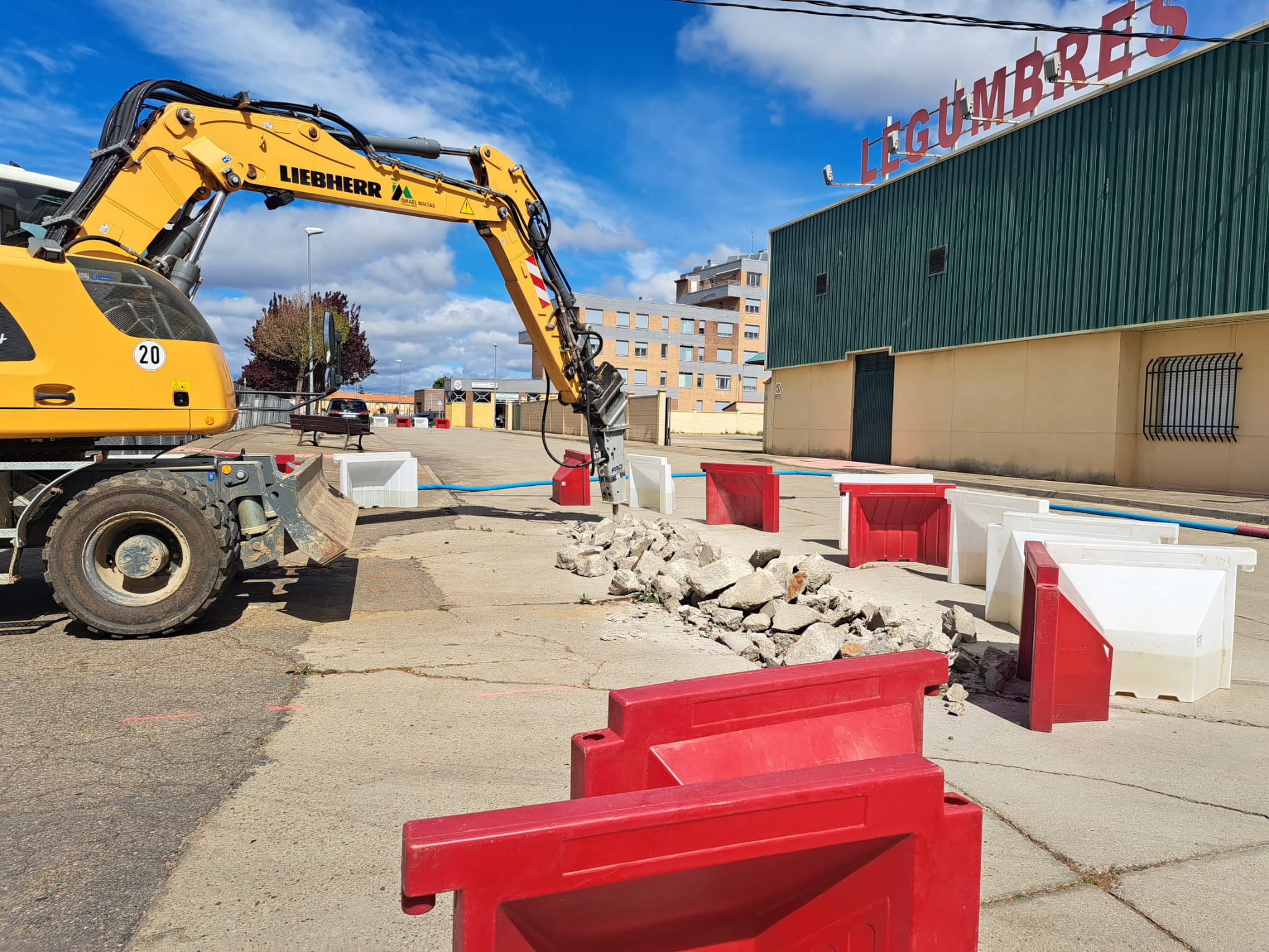 Obras en la Avenida de Portugal por el hundimiento del pozo colector. | L.N.C.