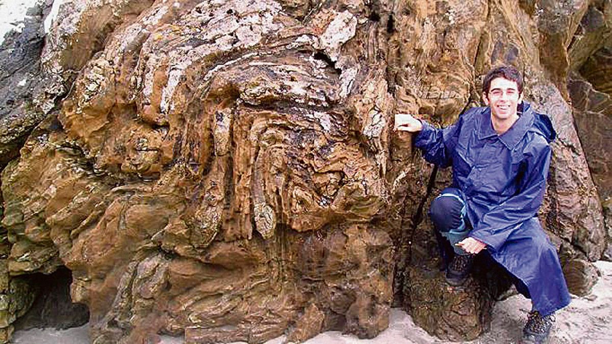 El activo investigador leonés Javier Fernández Lozano, profesor en la Universidad de Salamanca, aborda los secretos del bosque fósil de Alejico.
