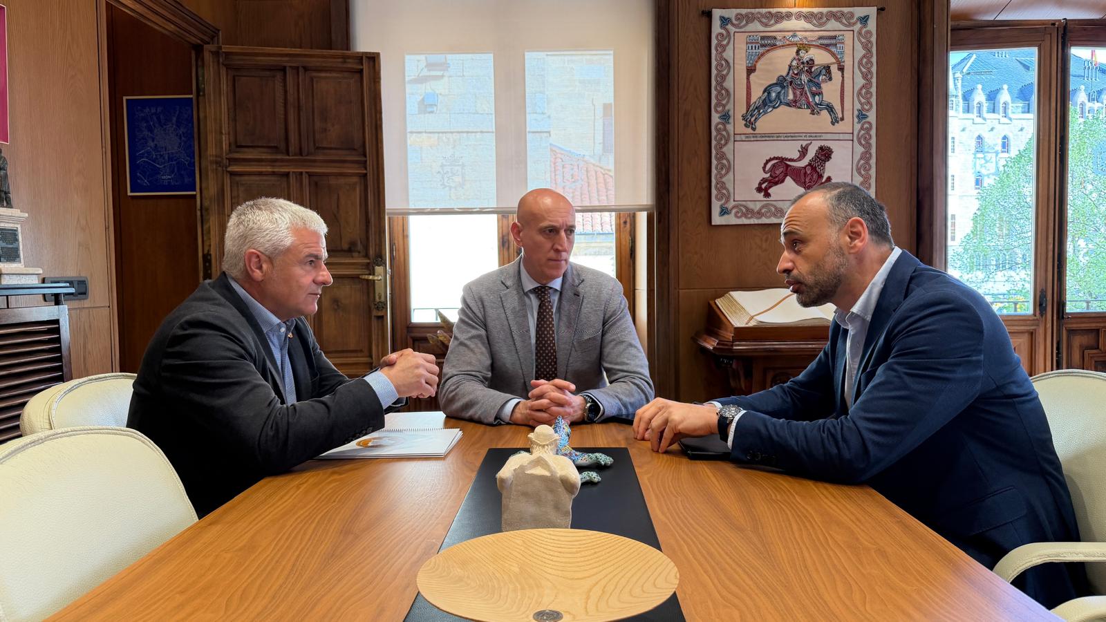 Reunión entre el alcalde de León y la Asociación de Víctimas del Terrorismo de Castilla y León. | L.N.C. 