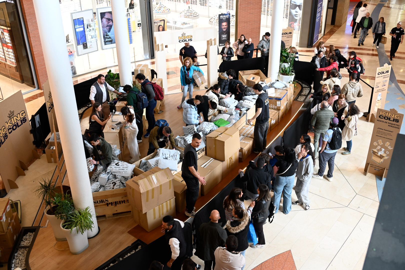 Colas y expectación en la pop-up de paquetes perdidos instalada en Espacio León | SAÚL ARÉN