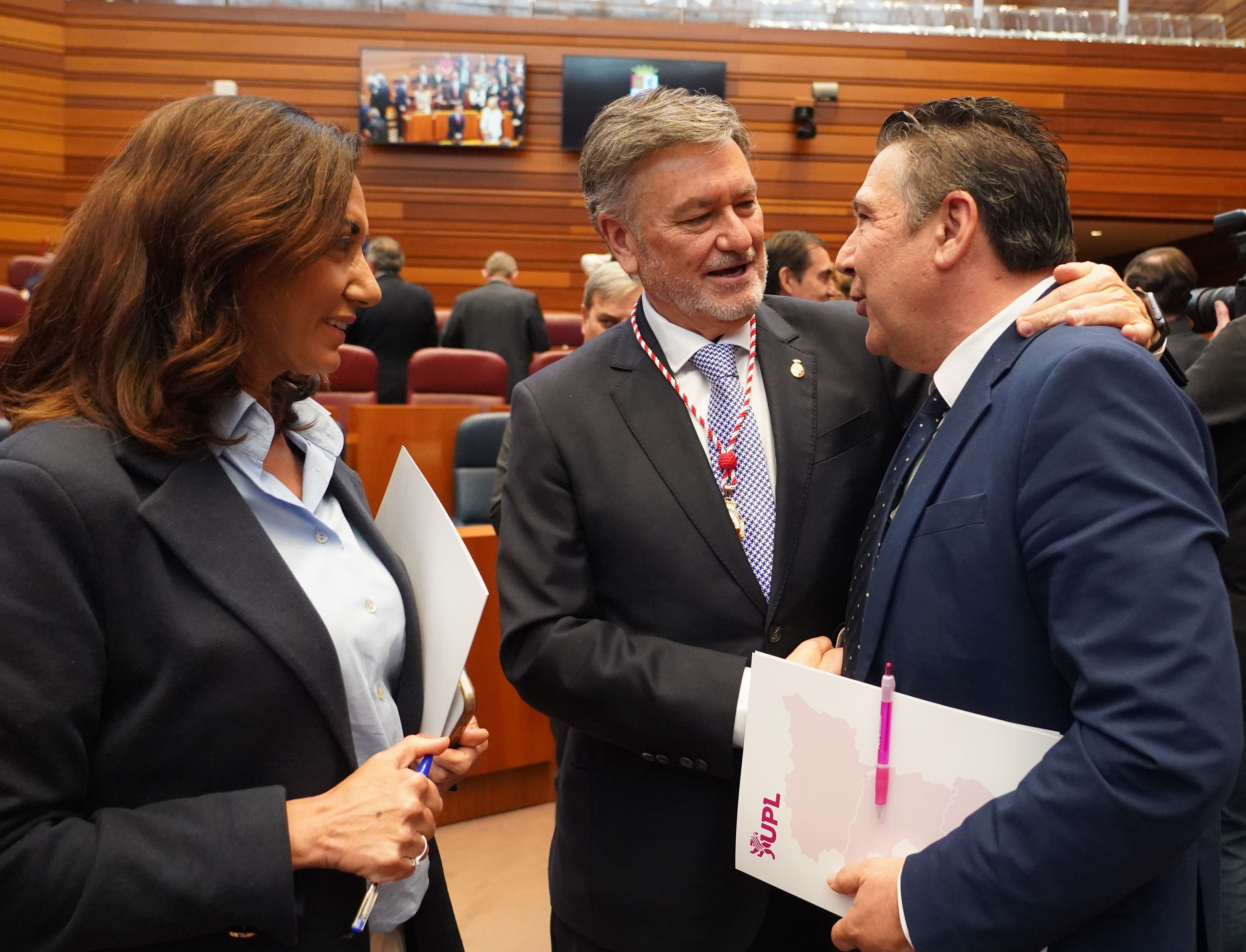 Alicia Gallego y Luis Mariano Santos (UPL) saludan al nuevo presidente de las Cortes, Francisco Vázquez (PP). | ICAL