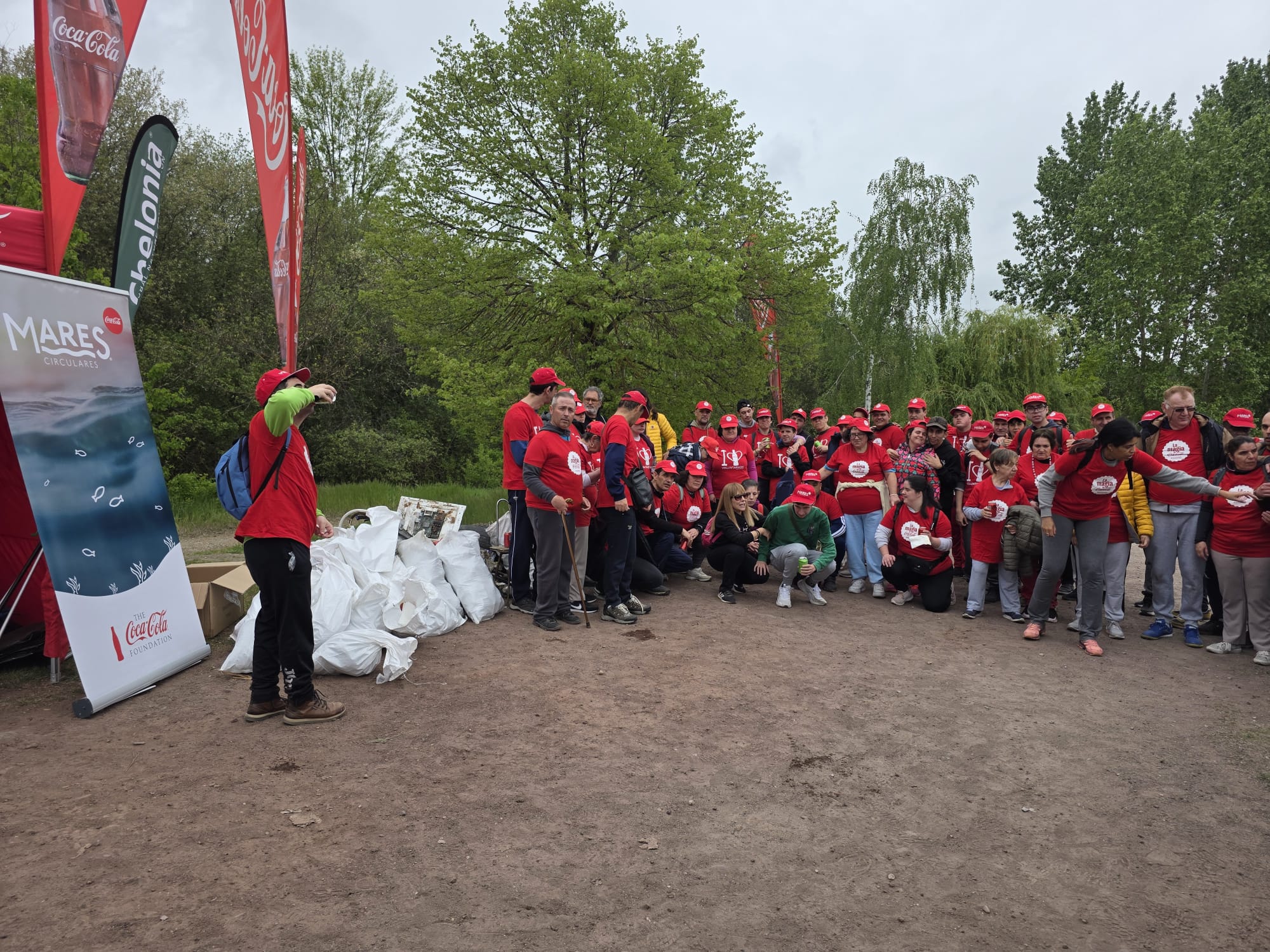 Voluntarios en la recogida en el río Sil.