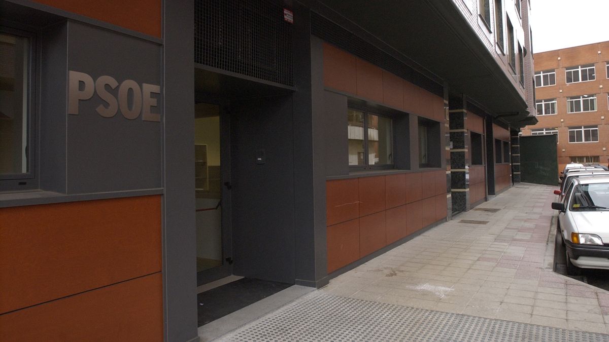 La actual sede del PSOE de León ocupa los bajos de los números 4 y 6 de la calle 19 de octubre. | MAURICIO PEÑA
