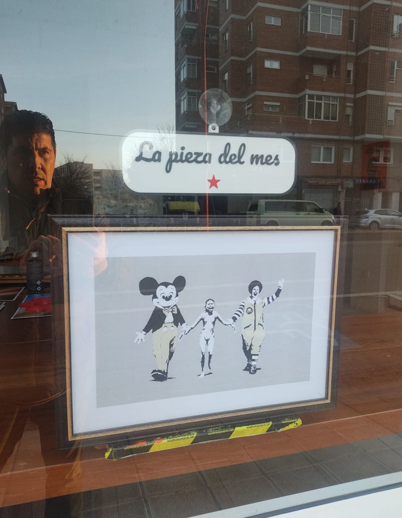 Luis Melón Arroyo reflejado en el escaparate de su estudio, donde estos días puede verse la pieza ‘Napalm’.CEDIDA Luis Melón Arroyo reflejado en el escaparate de su estudio, donde estos días puede verse la pieza ‘Napalm’.CEDIDA