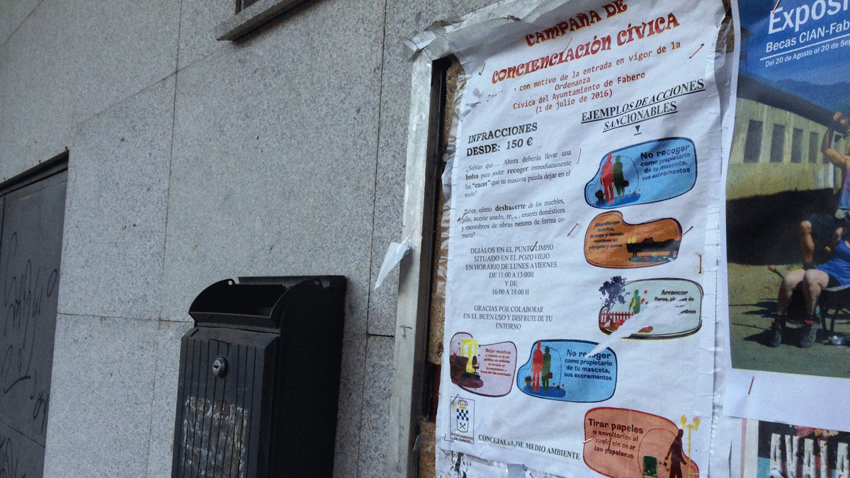 Los carteles informativos sobre la ordenanza están por muchos rincones de Fabero a vista de los vecinos.| L.N.C.