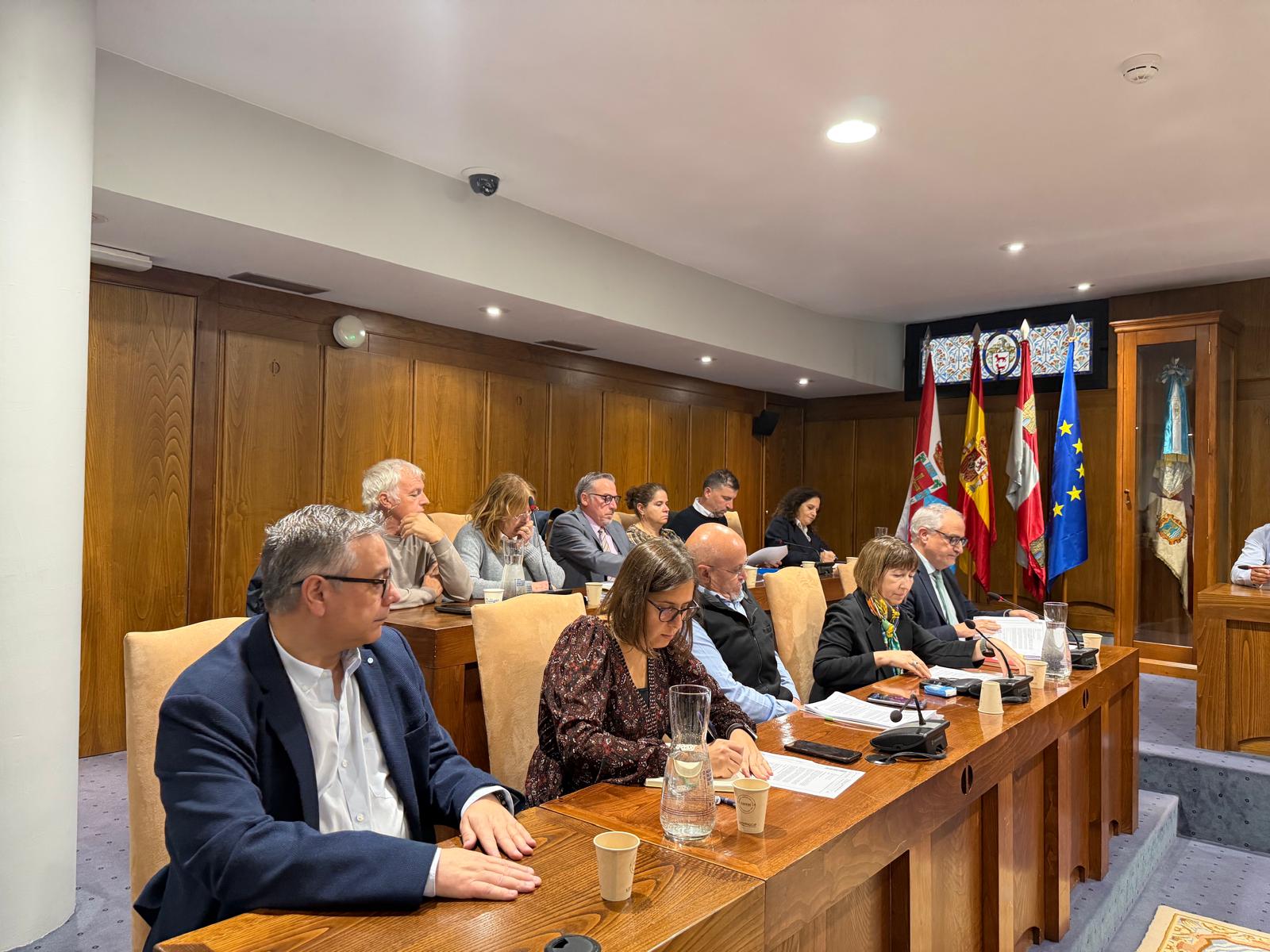 Equipo del PSOE de Ponferrada durante un pleno.