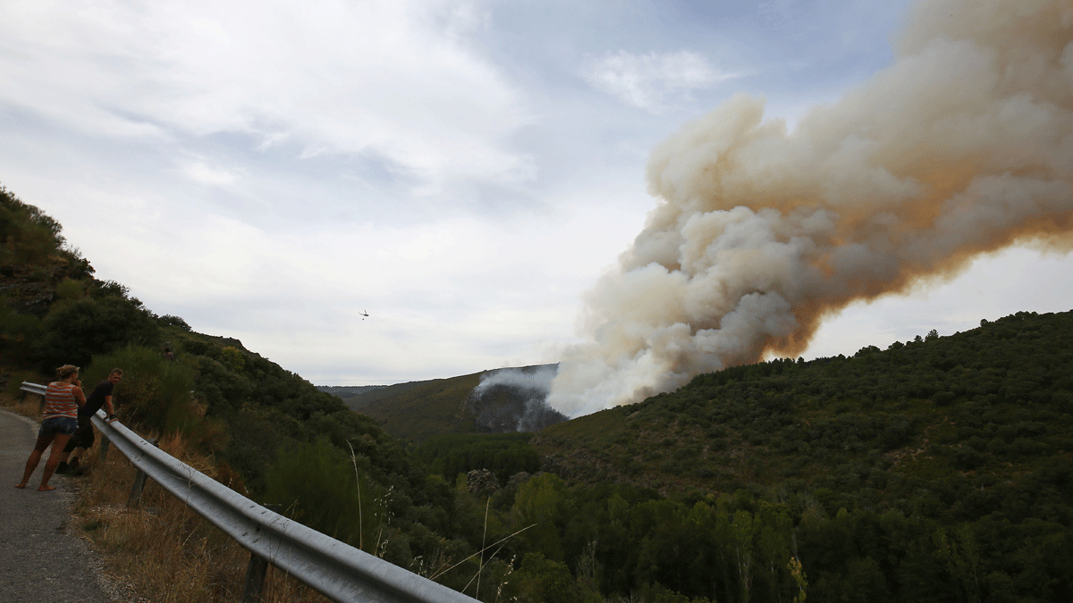 Cinco helicópteros para un incendio forestal en San Pedro de Olleros
