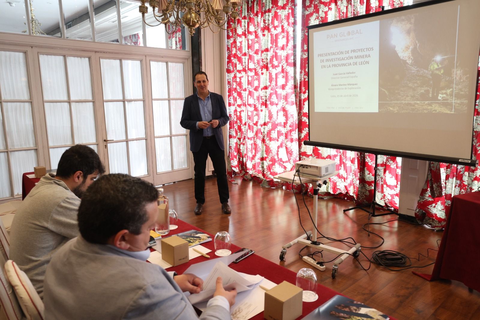 Presentación de las investigaciones mineras de Pan Global en el norte de la provincia leonesa. | FERNANDO OTERO Presentación de las investigaciones mineras de Pan Global en el norte de la provincia leonesa. | FERNANDO OTERO