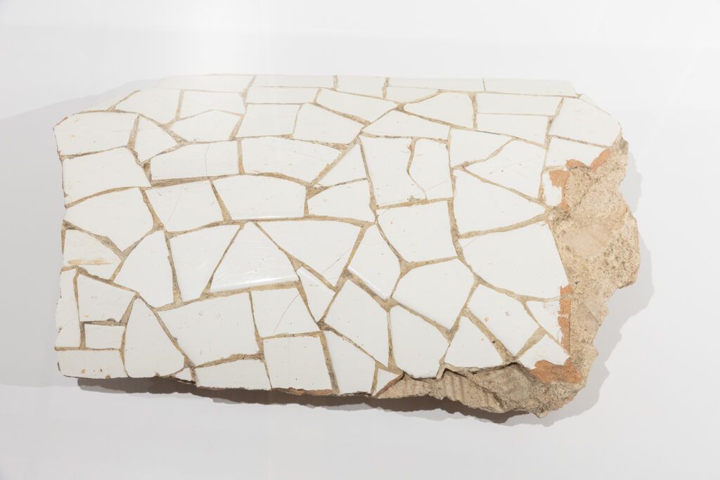 Pieza de la escalera del Park Güell, atribuida a Antoni Gaudí. | MUSEO CASA BOTINES Pieza de la escalera del Park Güell, atribuida a Antoni Gaudí. | MUSEO CASA BOTINES