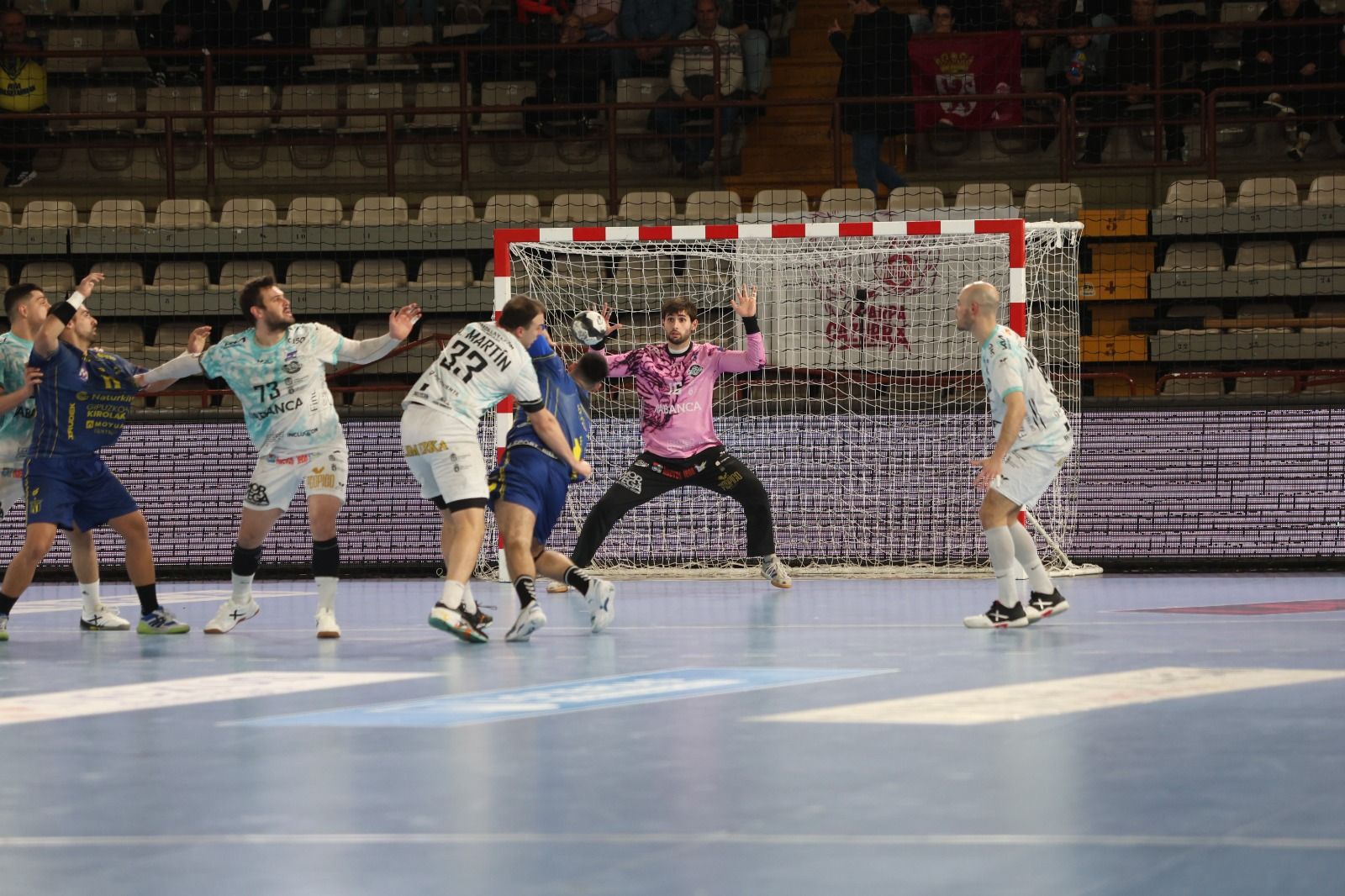 El meta del Ademar, Álvaro Pérez, realiza una parada. | FERNANDO OTERO