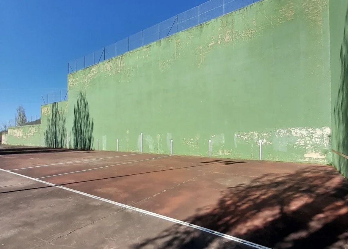 El Ayuntamiento pintará las paredes y las líneas del frontón de Cistierna. | L.N.C.