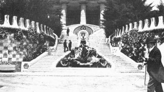 El conde Güell (paseando por sus propiedades del Park Güell).