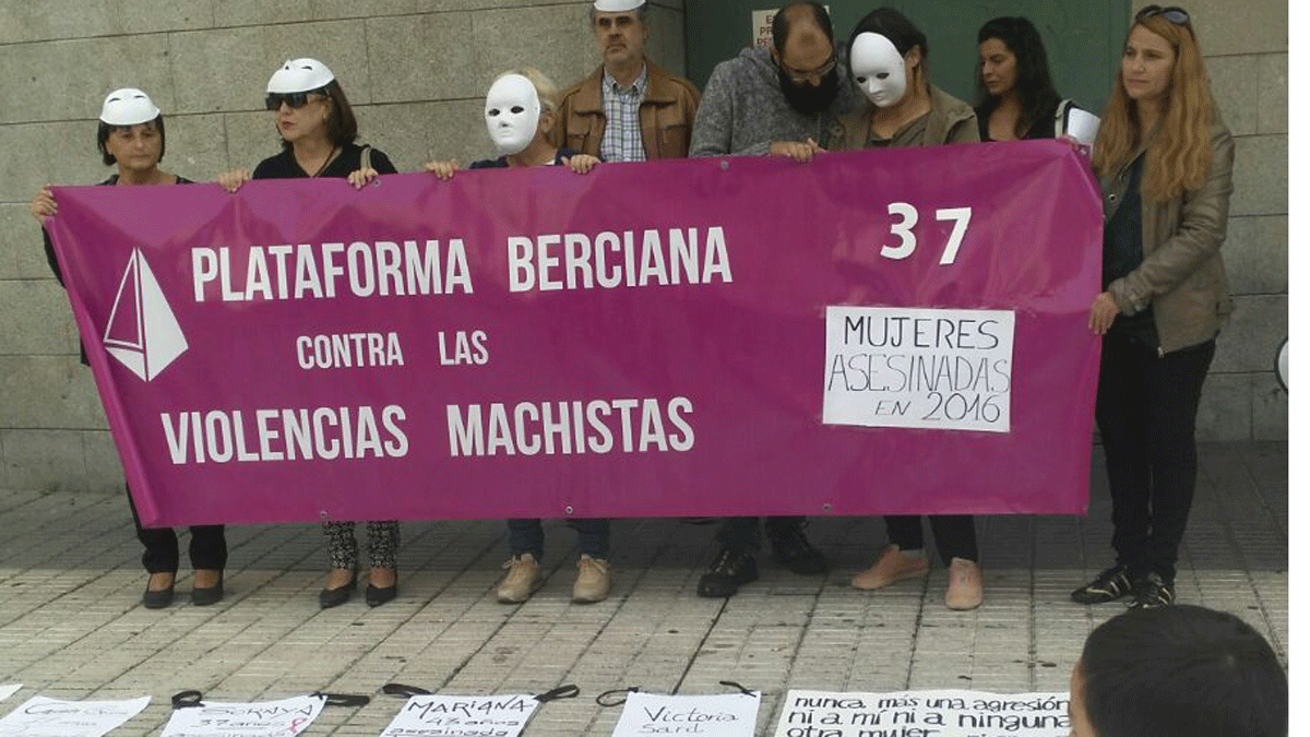 La protesta celebrada ayer frente al mercado de Ponferrada. | L.N.C.