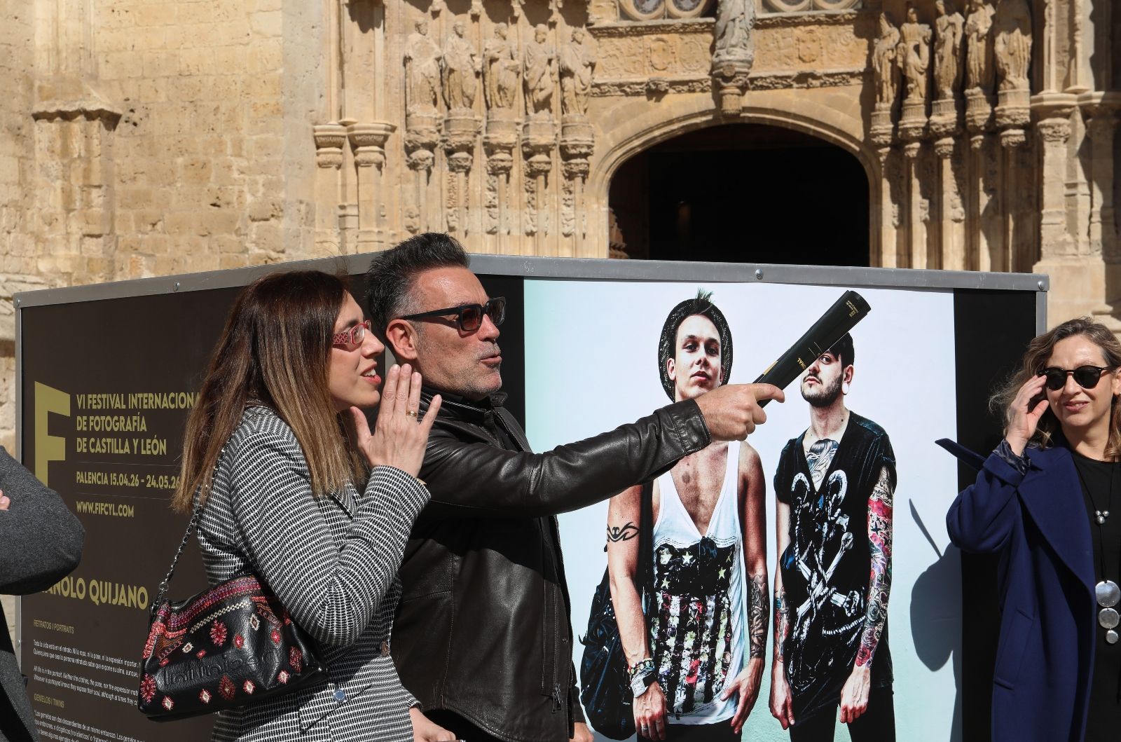 Inauguración del VI Festival Internacional de Fotografía de Castilla y León, en la imagen Manolo Quijano junto a una de sus obras en la plaza de la Inmaculada | BRÁGIMO / ICAL Inauguración del VI Festival Internacional de Fotografía de Castilla y León, en la imagen Manolo Quijano junto a una de sus obras en la plaza de la Inmaculada | BRÁGIMO / ICAL