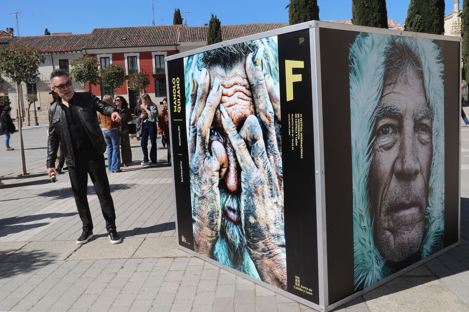  Inauguración del VI Festival Internacional de Fotografía de Castilla y León, en la imagen Manolo Quijano junto a una de sus obras en la plaza de la Inmaculada | BRÁGIMO / ICAL 
