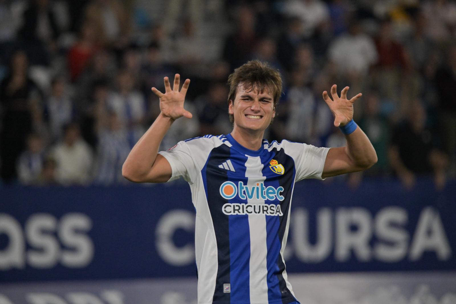 Slavy celebra el segundo tanto en la goleada ante el Mérida en El Toralín. QUINITO