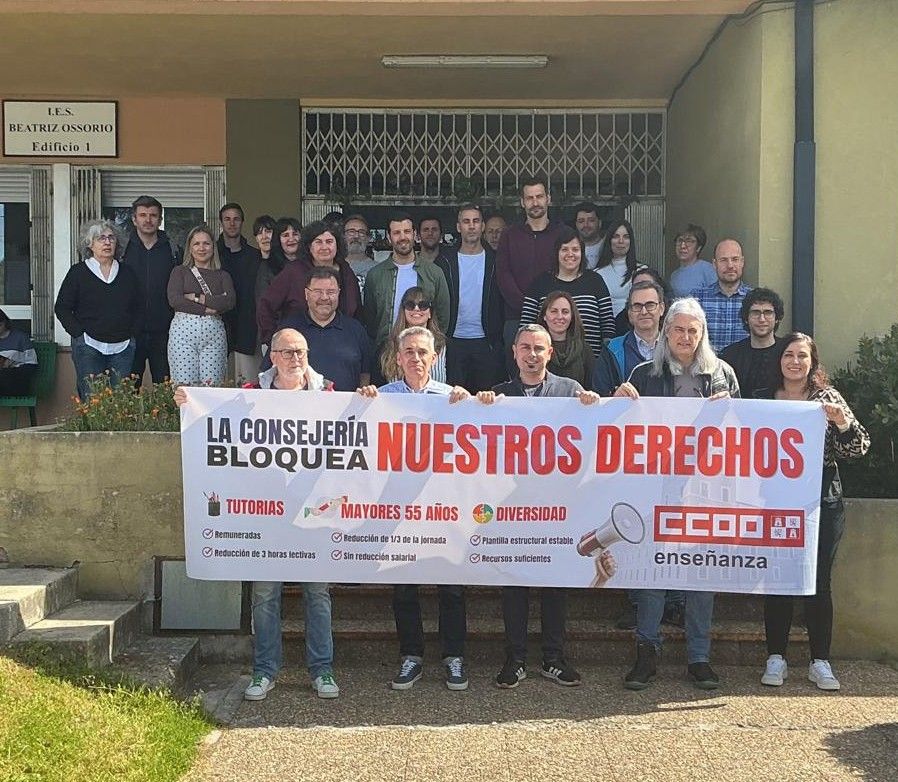 Concentración de docentes a las puertas del Instituto de Fabero.
