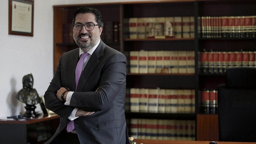 El decano del Colegio de la Abogacía, David Díez, en su despacho. |FERNANDO OTERO