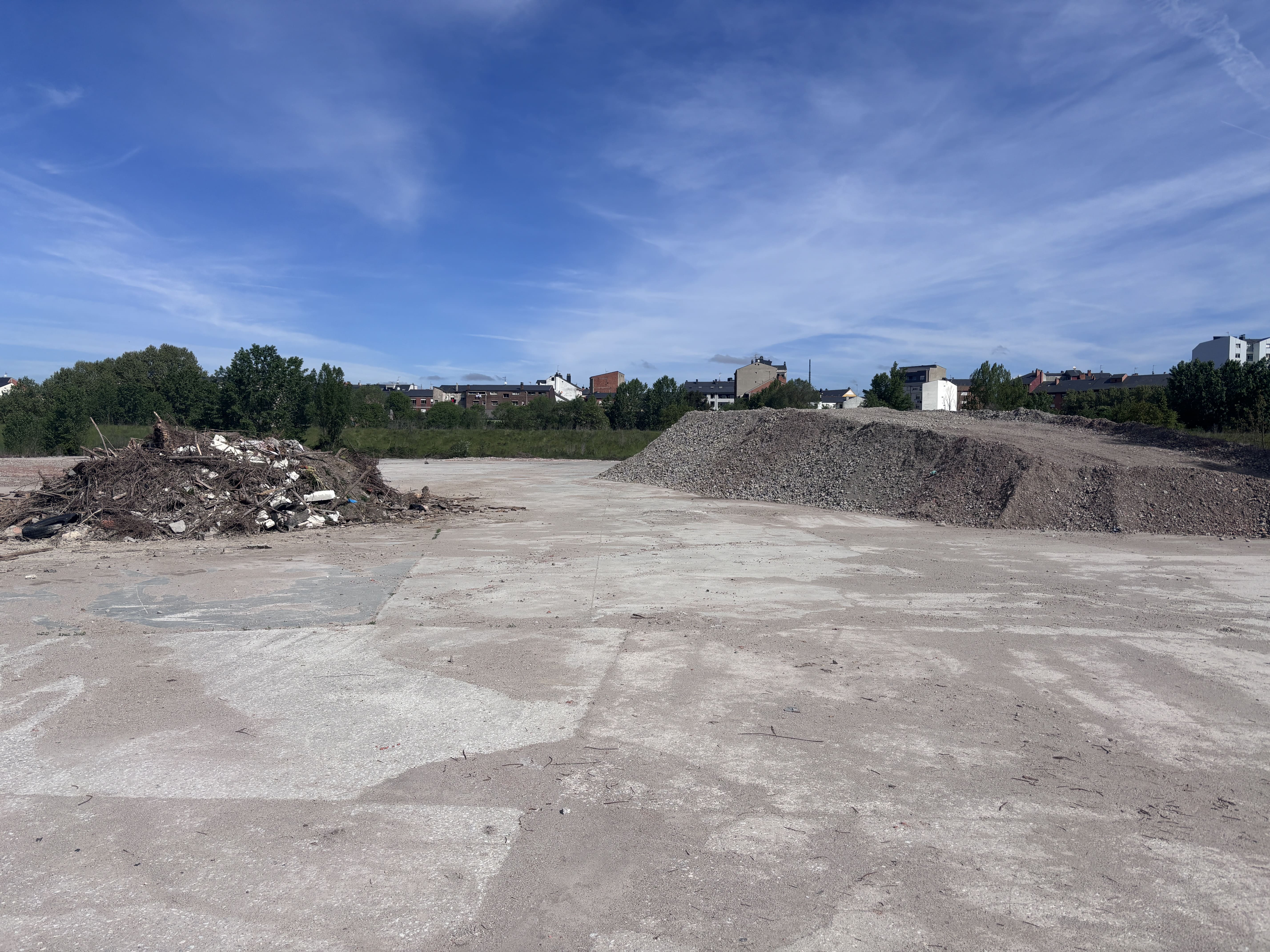 Terreno de la antigua fábrica de bloques de Flores del Sil. | JAVIER FERNÁNDEZ