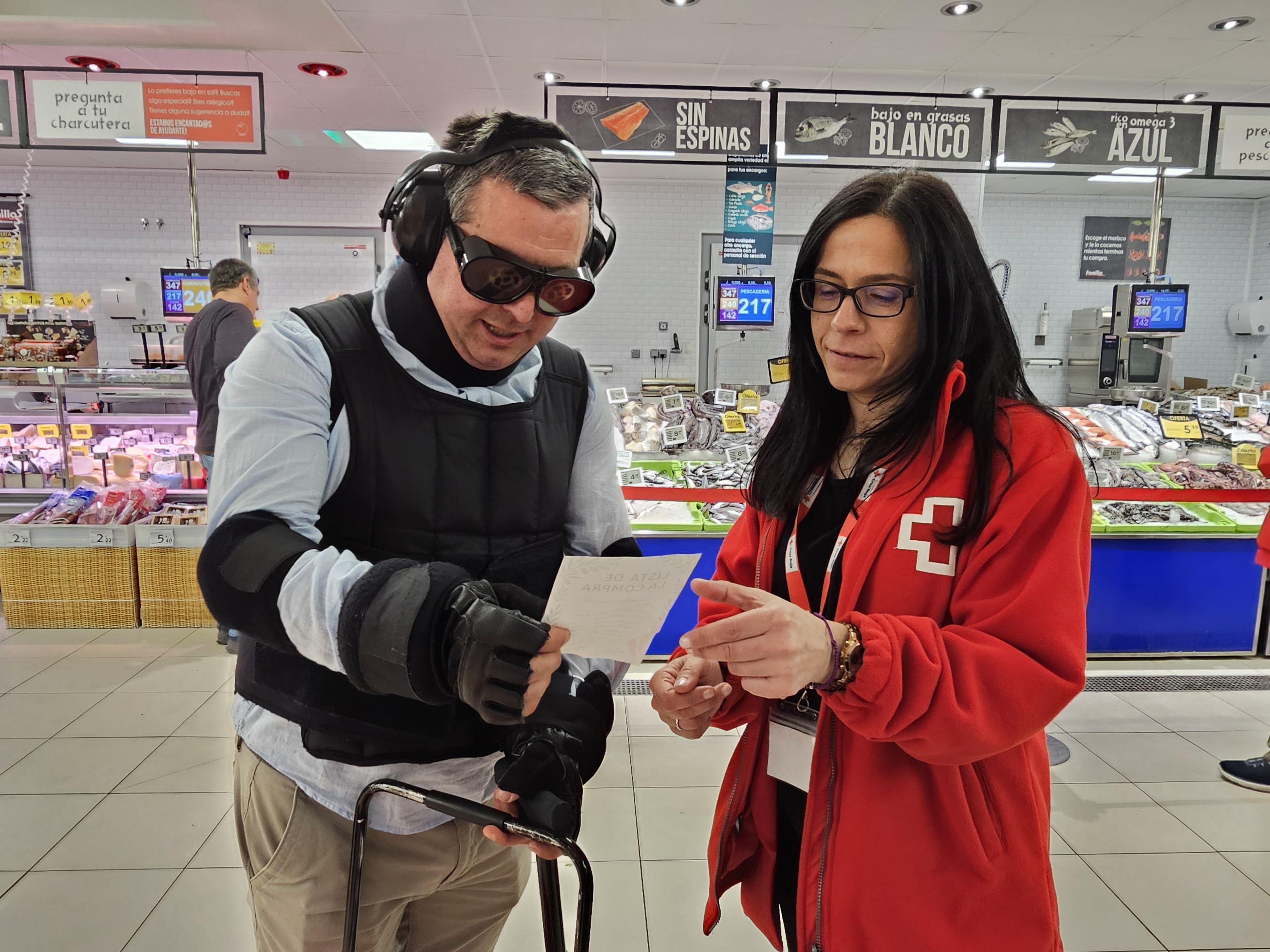 Prueba del traje adaptado que simula patologías asociadas al envejecimiento en un supermercado de Ponferrada.