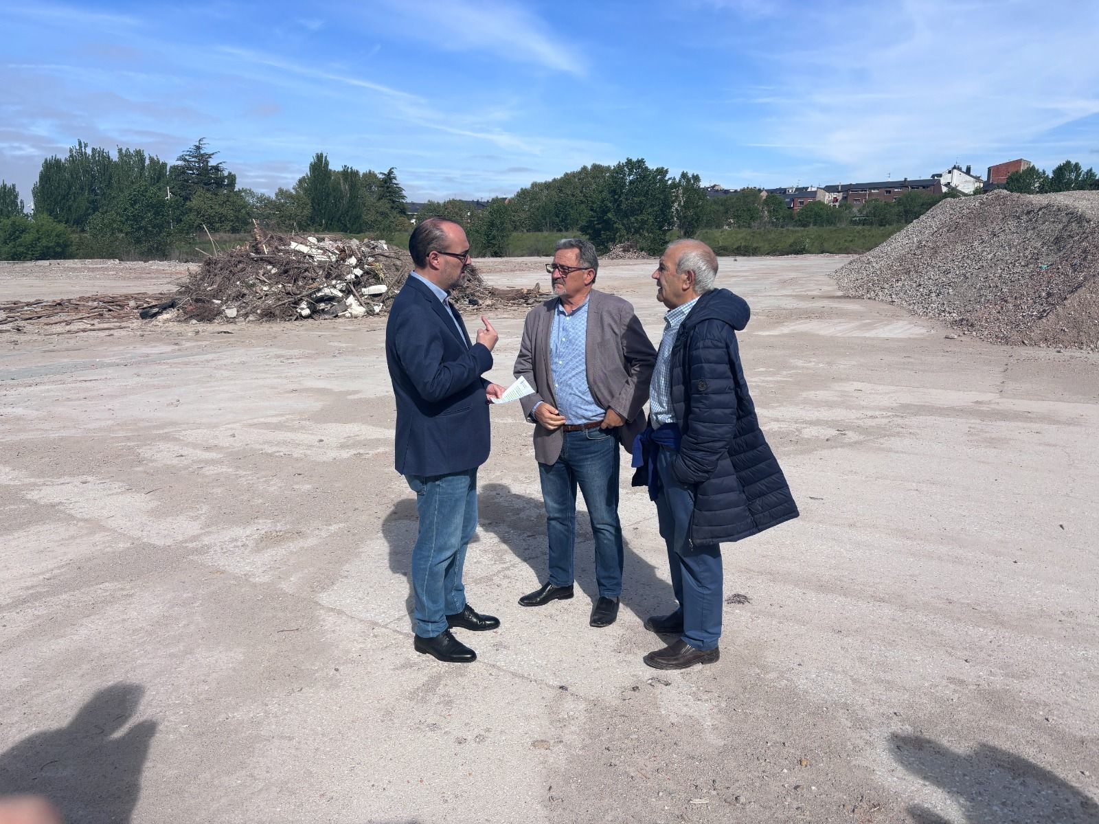 Representantes de ambas partes en la parcela de Flores del Sil. | JAVIER FERNÁNDEZ Representantes de ambas partes en la parcela de Flores del Sil. | JAVIER FERNÁNDEZ