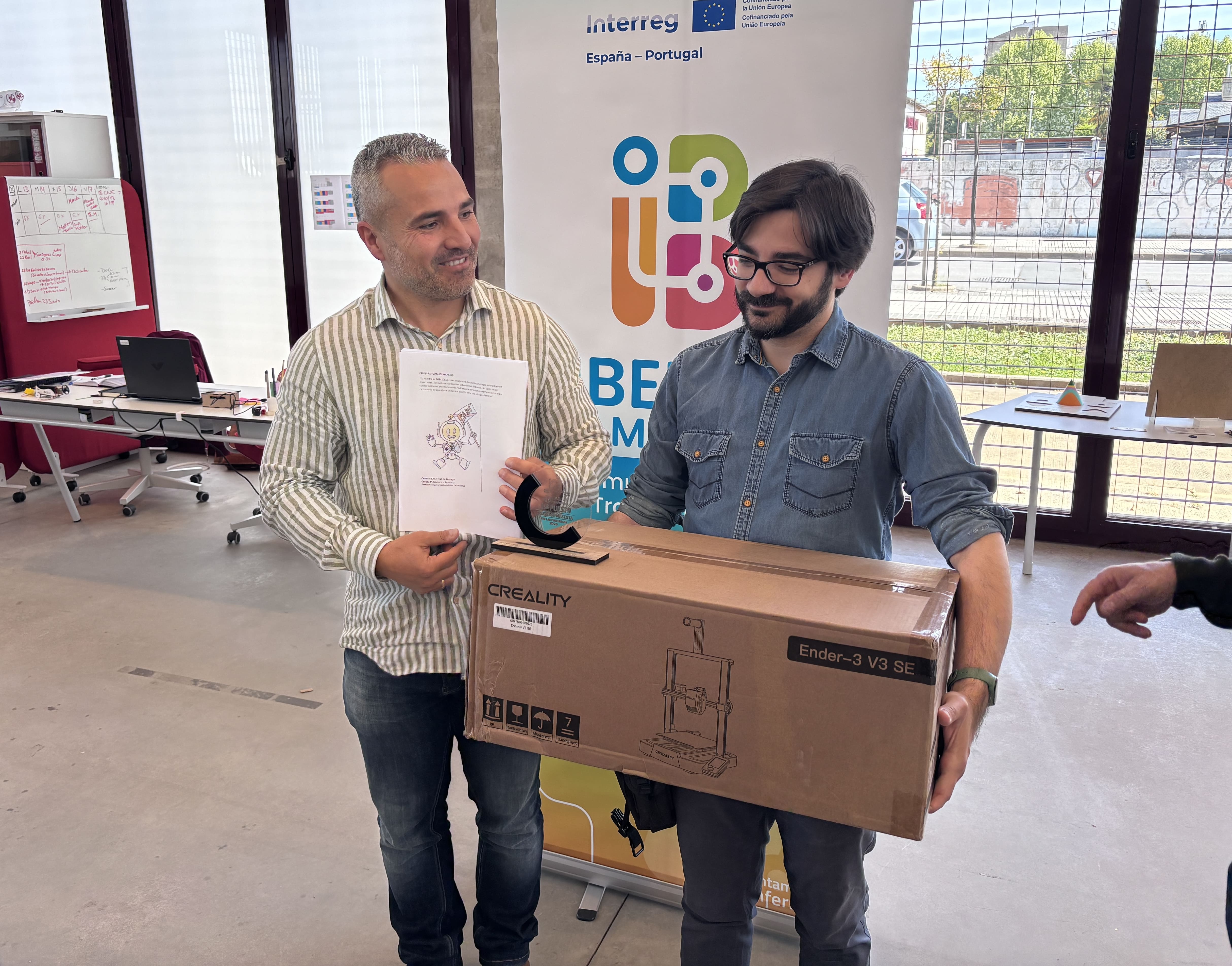 El CRA Toral de Merayo recoge la impresora 3D de premio. | JAVIER FERNÁNDEZ