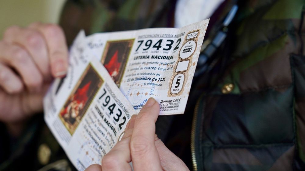 En la fotografía, papeletas premiadas a la puerta del banco. | CAMPILLO (ICAL)