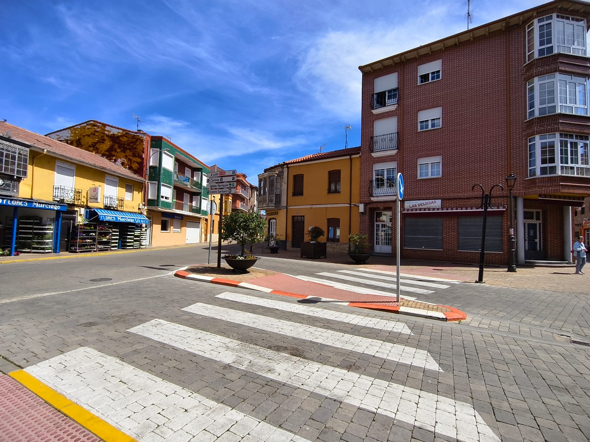 Vista de una céntrica calle de Santa María del Páramo. | A. RODRÍGUEZ