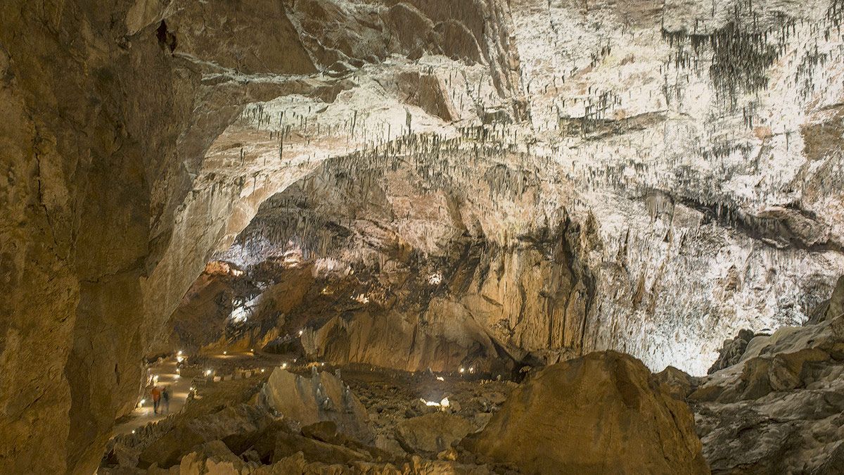 La espectacular Gran Rotonda de la Cueva de Valporquero acogerá esta tarde a las corales y a los aficionados que acudan al concierto. | MAURICIO PEÑA