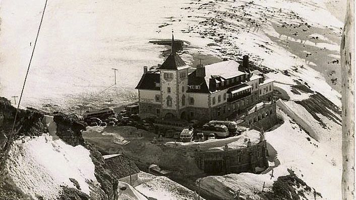 El Parador de Pajares abrió sus puertas en los años 70 del pasado siglo y después de una etapa de esplendor llevaba un buen número de años cerrado.