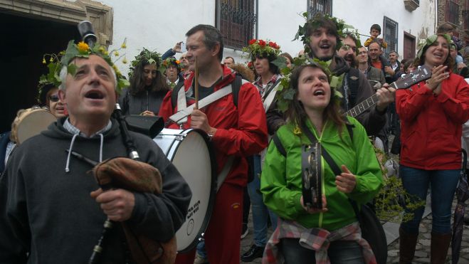 La tradiciones en Villafranca perduran y le dan vida, como la peculiar de los Maios. | RAMÓN CELA