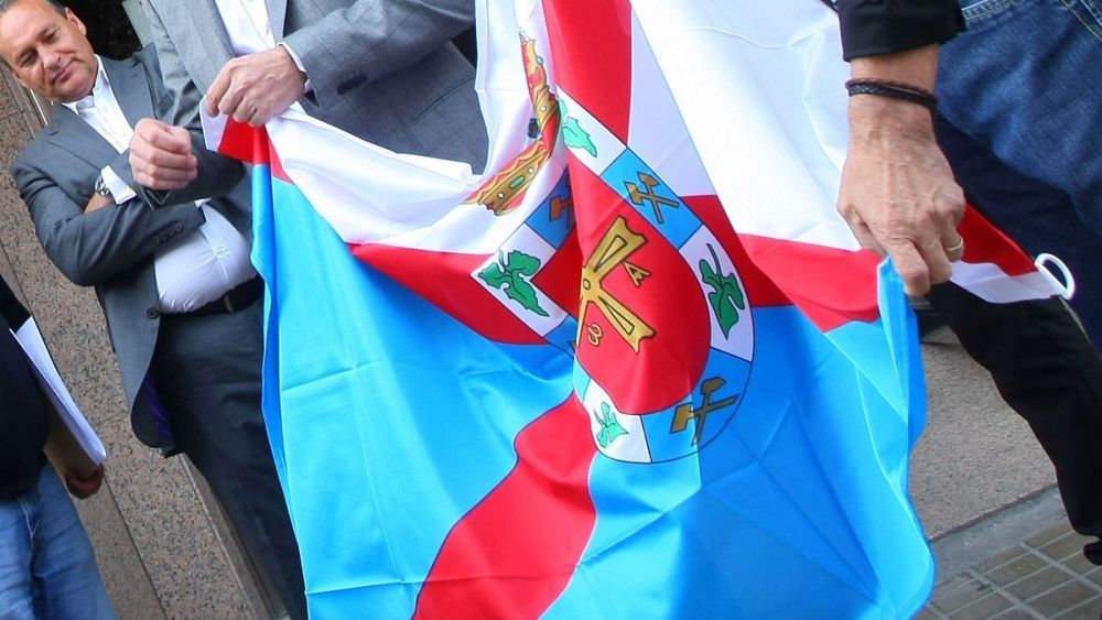 Uno de los símbolos del Bierzo es su bandera, con la cruz de San Andrés. | ICAL
