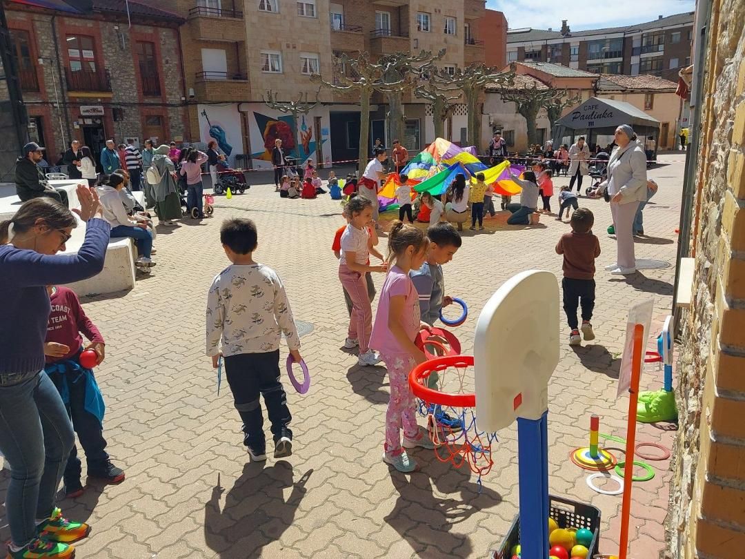 Juegos, dinámicas y deporte protagonizaron la jornada.| CEIP EMILIA MENÉNDEZ