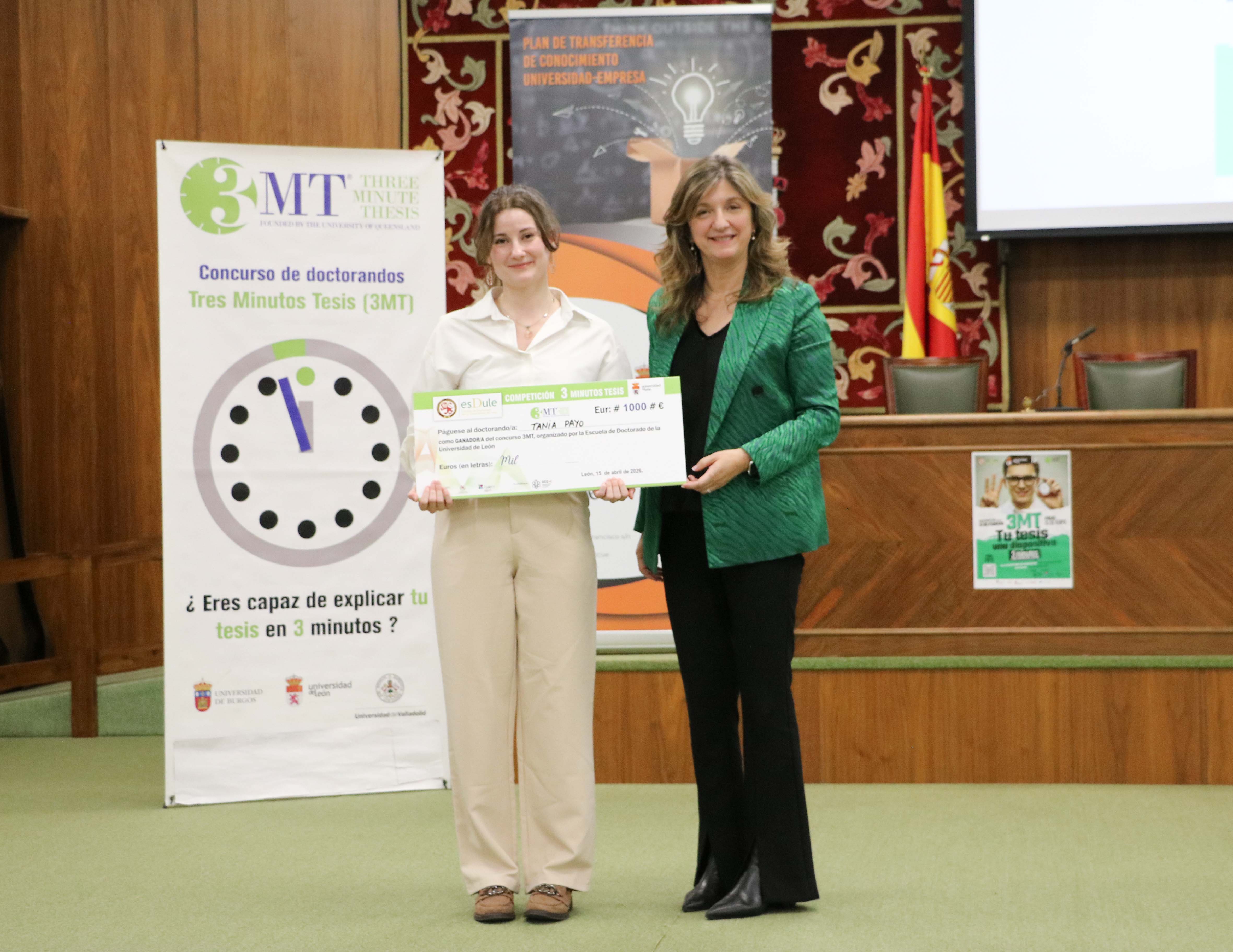 Proyecto ganador del concurso, de Tania Payo, con la rectora.