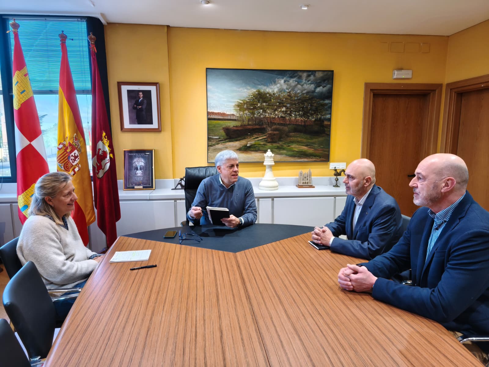 El encuentro entre los miembros de Farlecil y el delegado territorial de la Junta en León. | L.N.C.