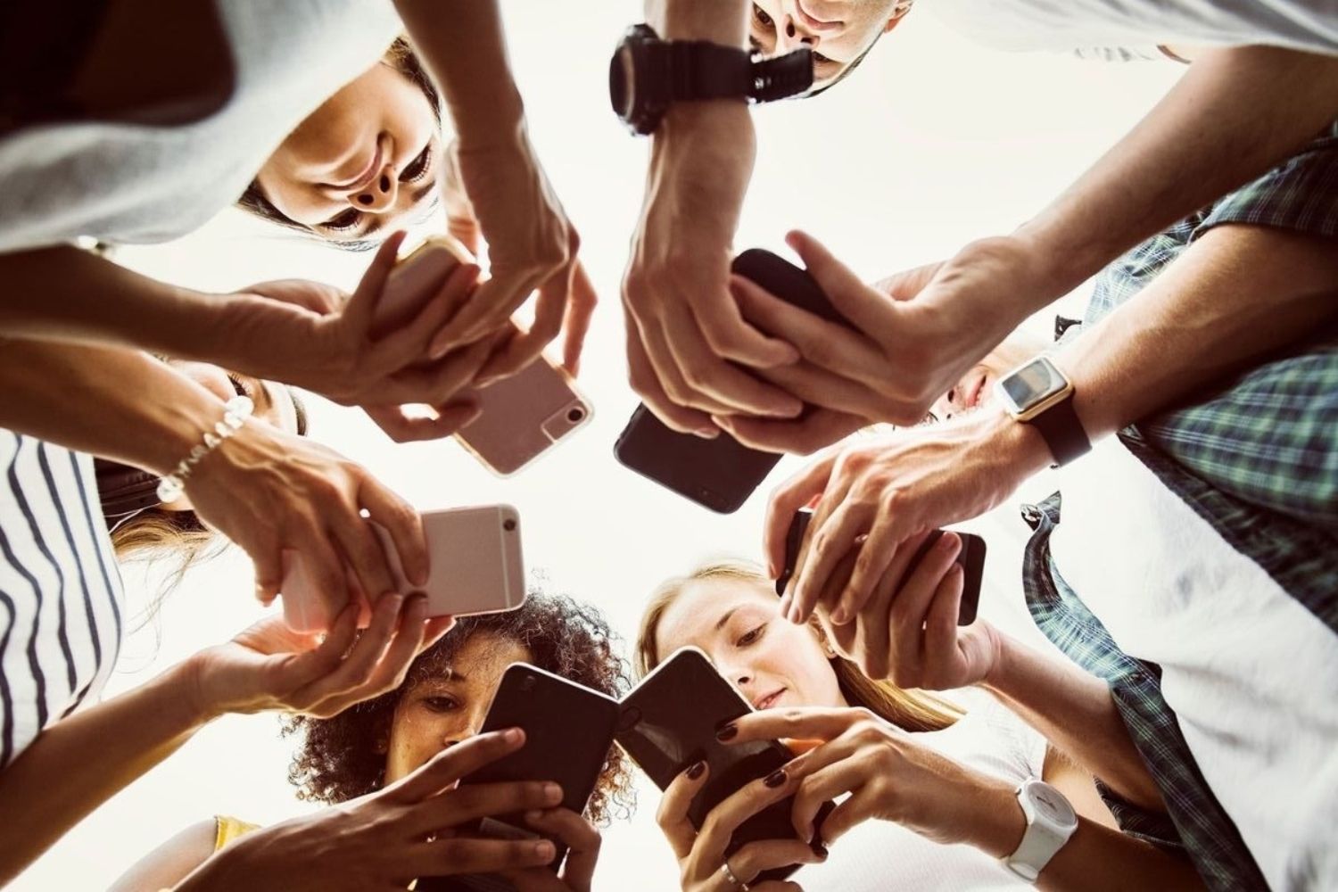Varios adolescentes consultan sus teléfonos móviles en una imagen que refleja el uso cotidiano de la tecnología entre los jóvenes | L.N.C.