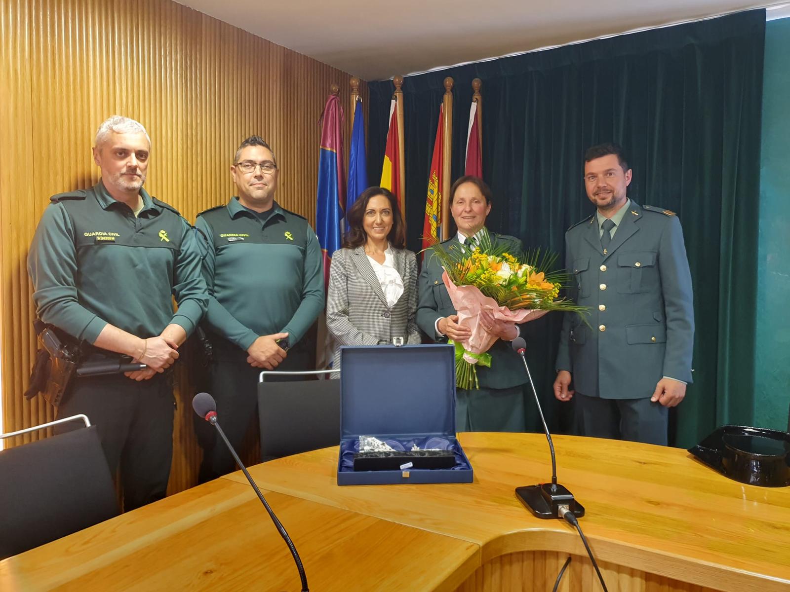 La alcaldesa, Alicia Gallego, junto a la homenajeada y sus compañeros.