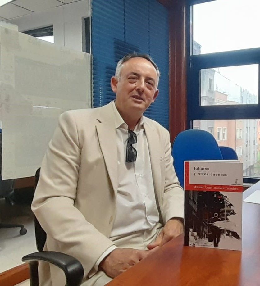 Morales con su nuevo libro en la sede de La Nueva Crónica en Ponferrada. | MAR IGLESIAS