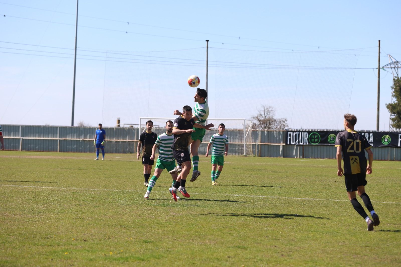 Uno de los momentos del derbi entre La Virgen y el Bembibre.  FERNANDO OTERO