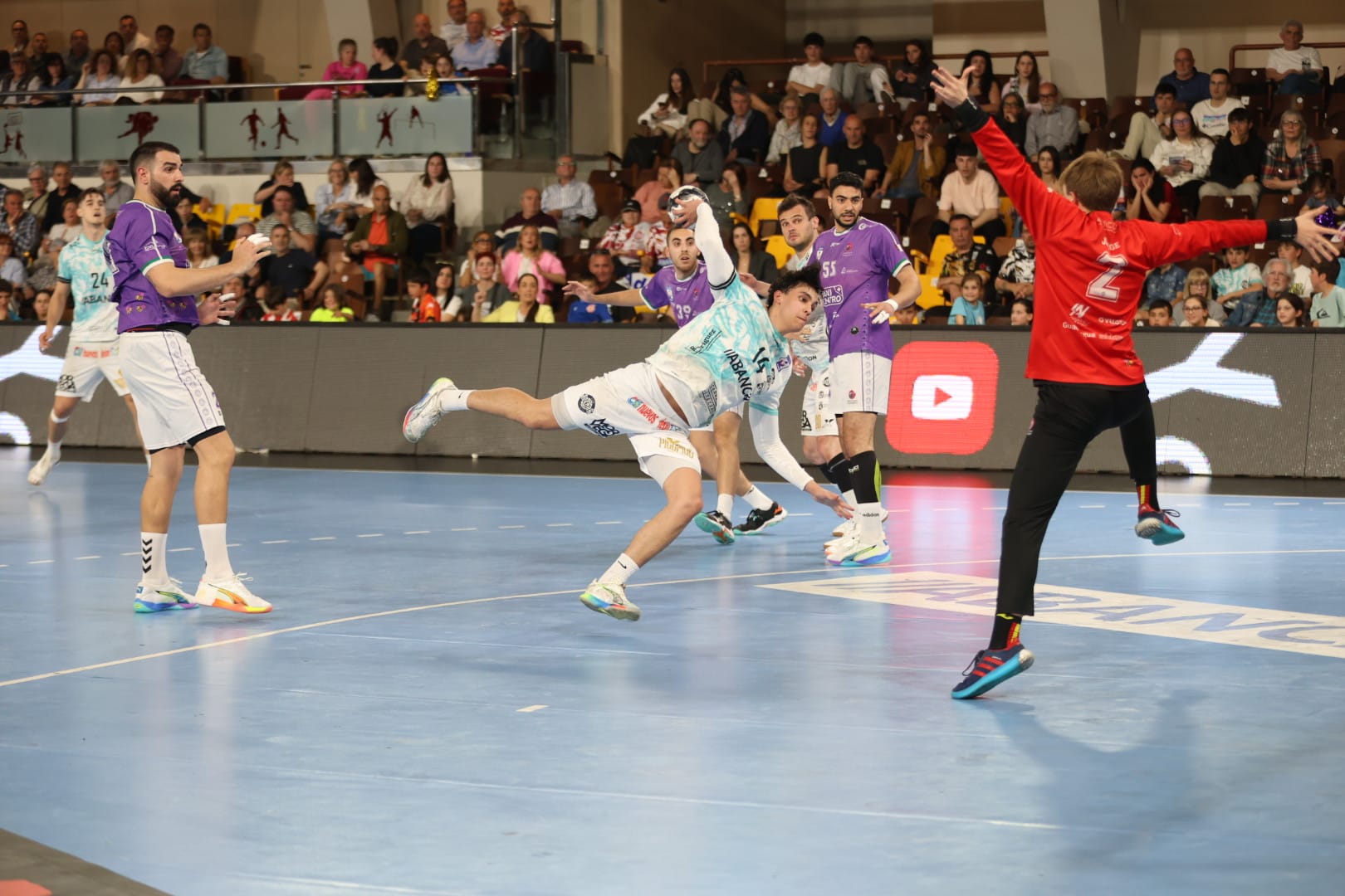 Sergio Sánchez  anota durante el partido ante Guadalajara, cuajando uno de sus mejores partidos en el Ademar. REPORTAJE GRÁFICO FERNANDO OTERO