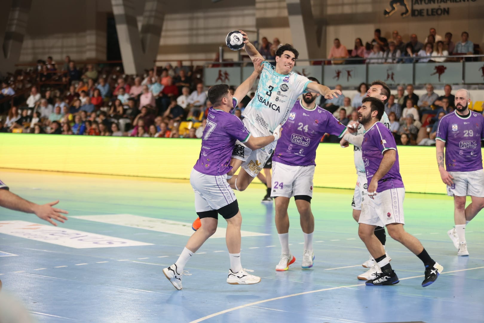 Diferentes momentos de la espectacular remontada del Ademar ante el Guadalajara. FERNANDO OTERO (8)