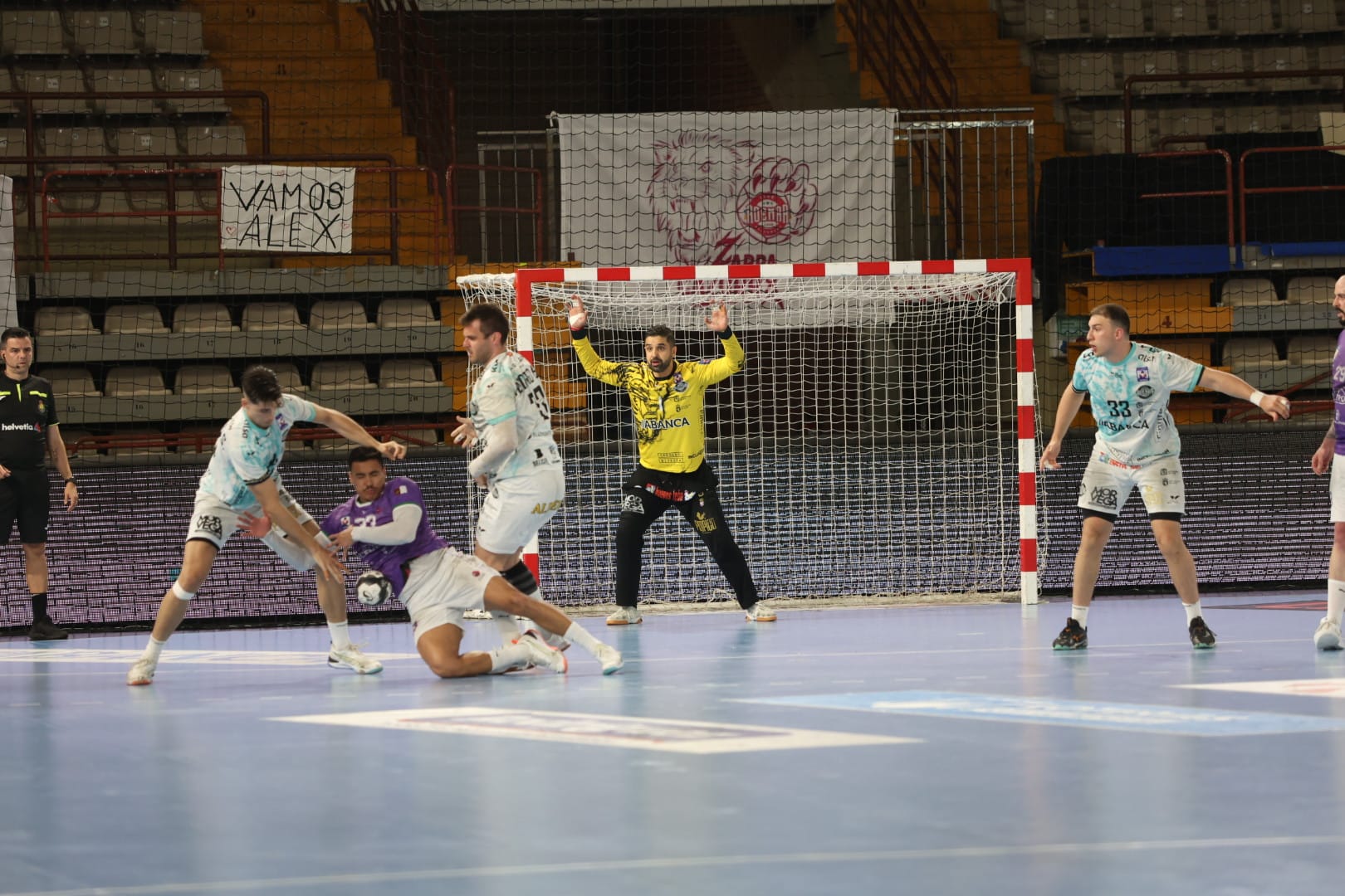 Diferentes momentos de la espectacular remontada del Ademar ante el Guadalajara. FERNANDO OTERO (2)