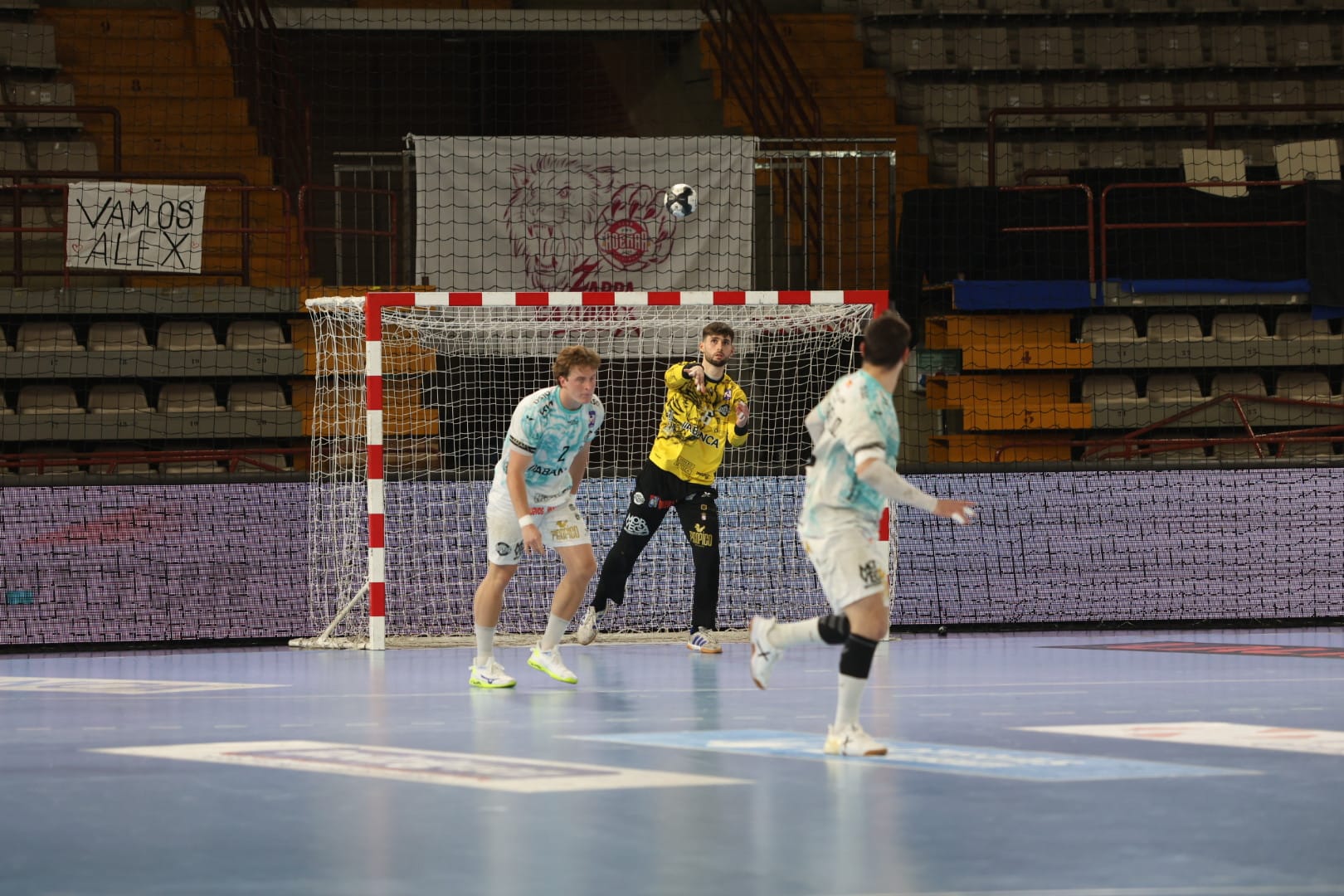 Diferentes momentos de la espectacular remontada del Ademar ante el Guadalajara. FERNANDO OTERO (3)