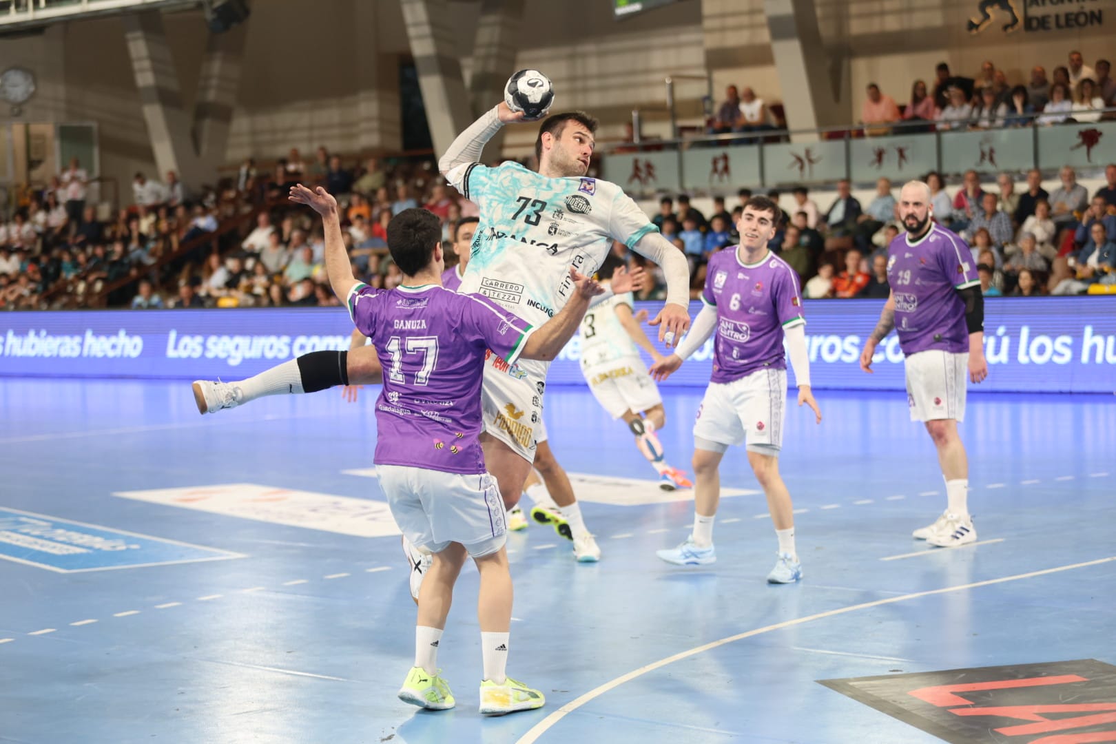 Diferentes momentos de la espectacular remontada del Ademar ante el Guadalajara. FERNANDO OTERO (5)