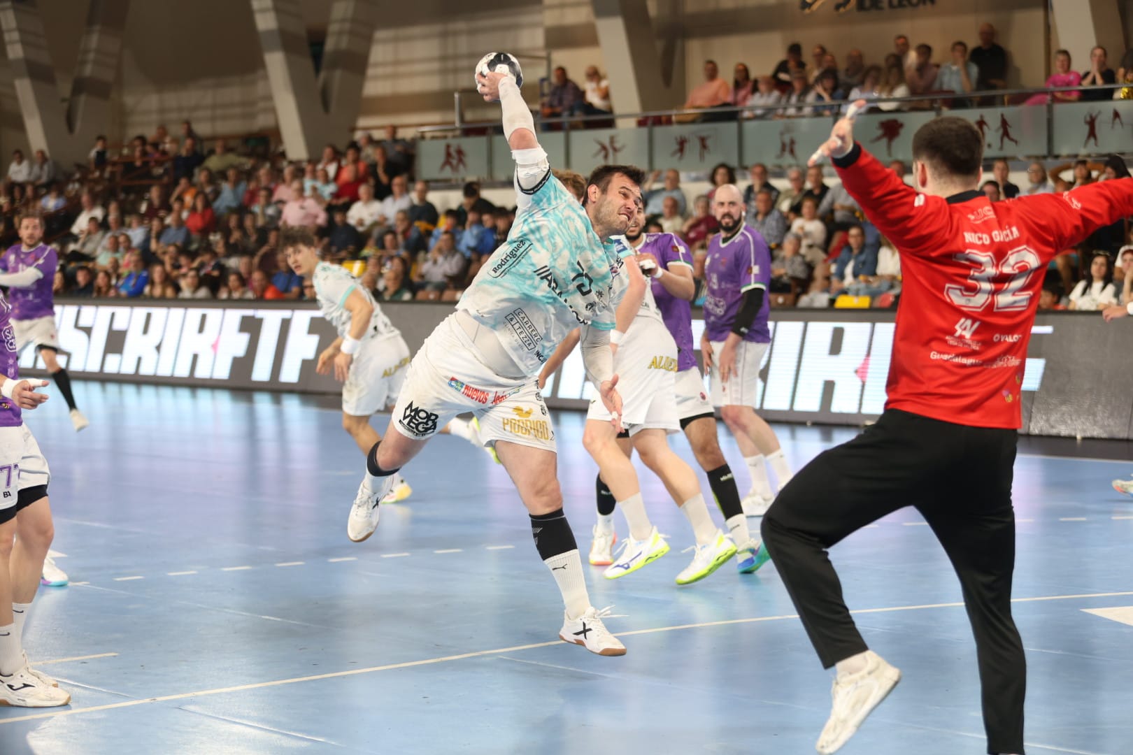 Diferentes momentos de la espectacular remontada del Ademar ante el Guadalajara. FERNANDO OTERO (6)
