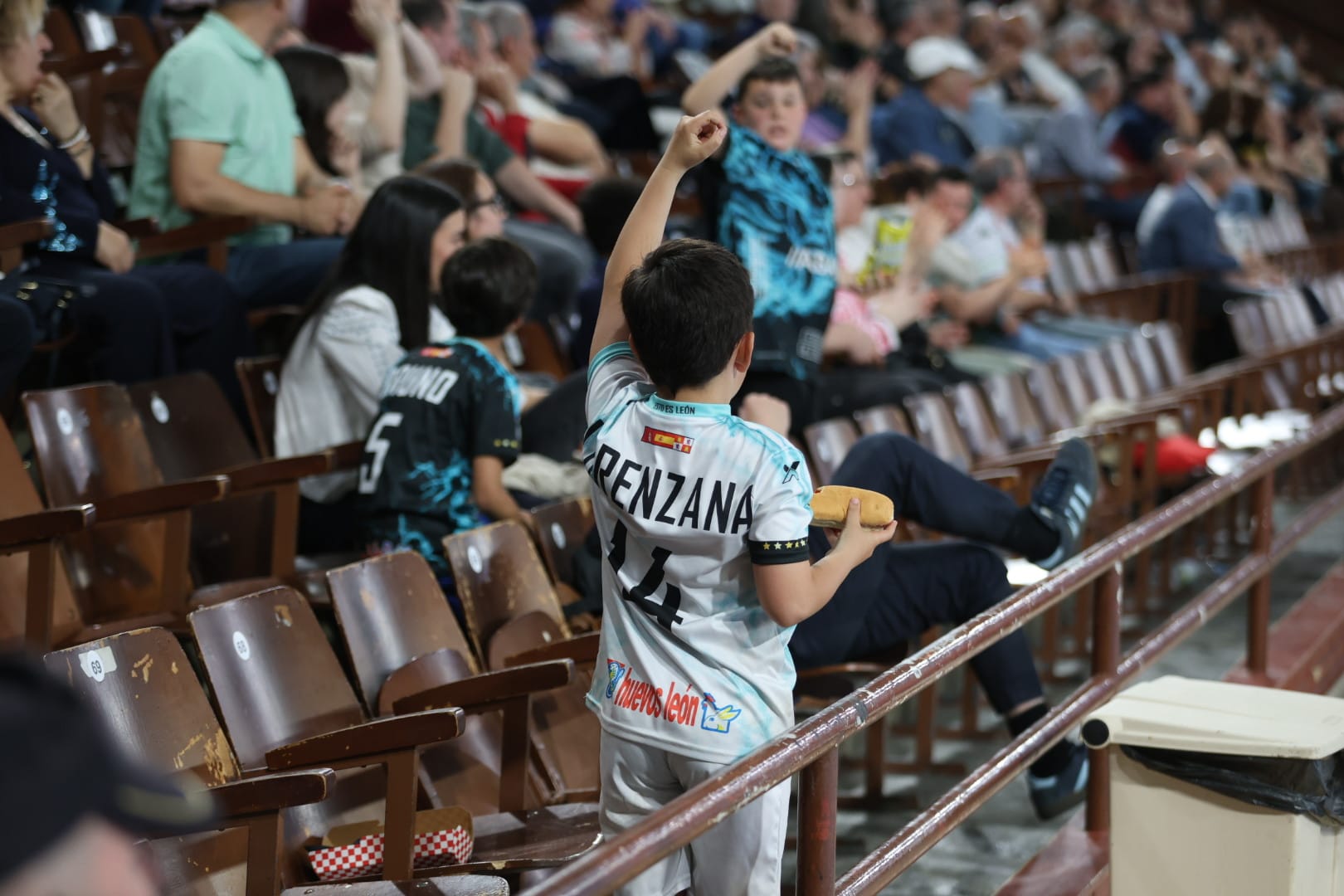 Diferentes momentos de la espectacular remontada del Ademar ante el Guadalajara. FERNANDO OTERO (7)