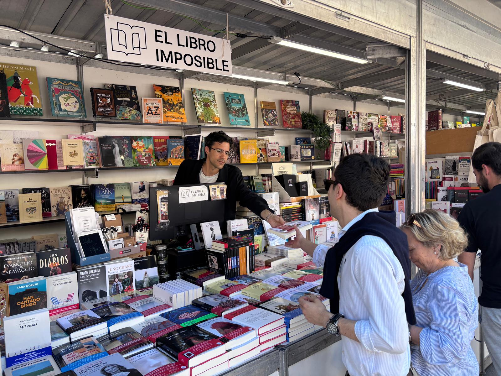 Expositor de El Libro Imposible, una de las librerías participantes en la feria. | JAVIER FERNÁNDEZ