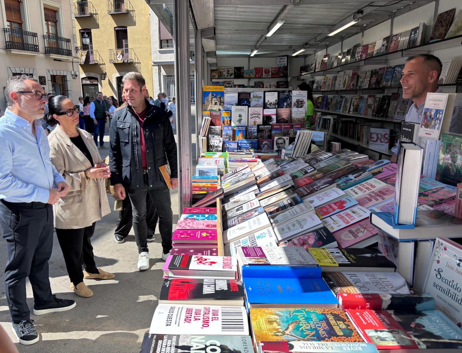 Autoridades políticas en la Feria del Libro de Ponferrada. | JAVIER FERNÁNDEZ